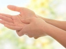Немеет правая рука — почему появляется ощущение в пальцах или кисти, как лечить гимнастикой