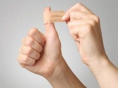 Панариций на пальце руки и ноги — как лечить воспаление антибиотиками, мазь и народными средствами