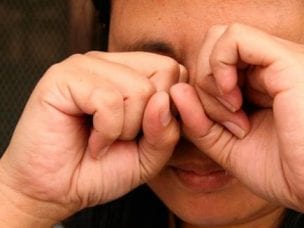 Причины жжения в глазах - инфекционные и системные болезни, аллергия и травмы
