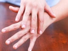 Трескается кожа на пальцах рук — почему появляется и как избавиться